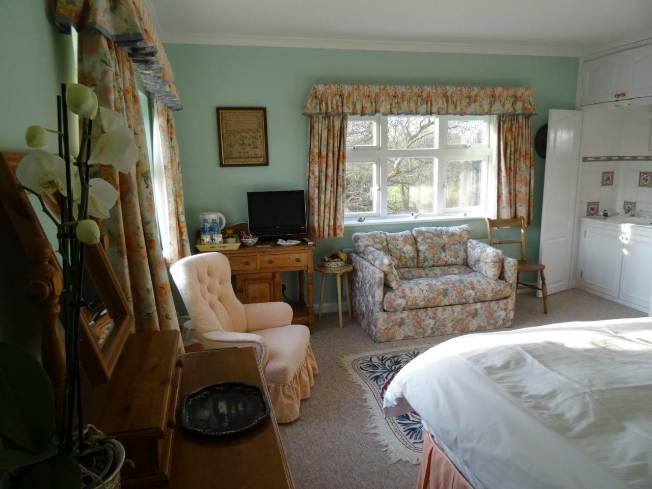 The Newnham White House Bed & Breakfast Baldock Exterior photo